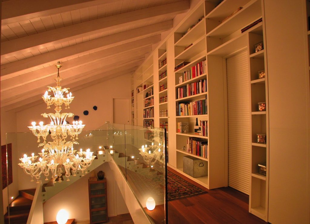Libreria a muro per villa di lusso